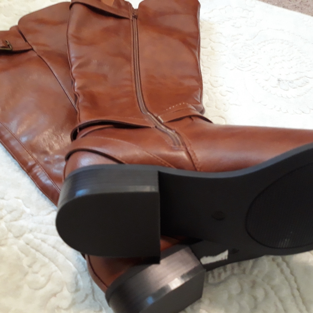 Sale $25 Wide leg Boots, Size 10 - Picture 2 of 6